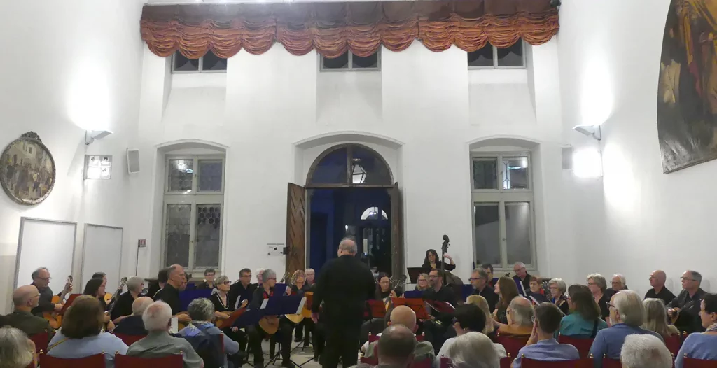 Das Tennenloher Zupforchester und Mandolinistica Euterpe Bozen spielen vier gemeinsame Stücke